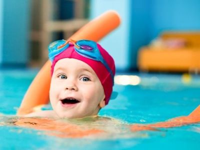 Δέκα βήματα για να μάθετε τα παιδιά σας κολύμπι
