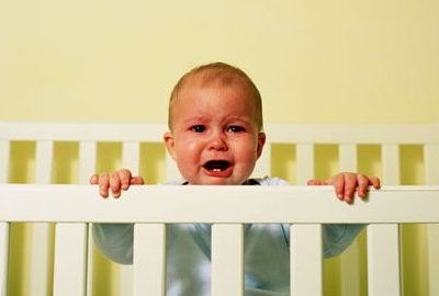 Πώς πρέπει να αντιδρά η μαμά όταν το παιδί κλαίει επειδή εκείνη φεύγει για τη δουλειά;