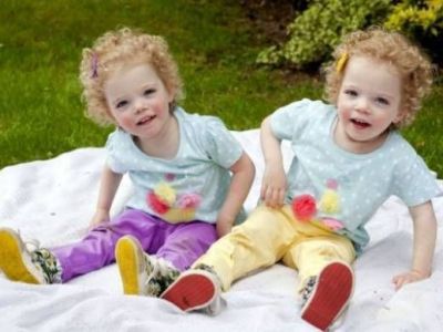 Τραγικό: Τα δίδυμα κοριτσάκια που κινδυνεύουν να πεθάνουν αν...παίξουν