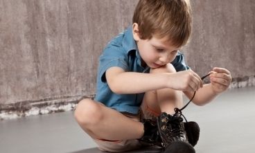 Πώς θα μάθει το παιδί μου να δένει τα κορδόνια του;