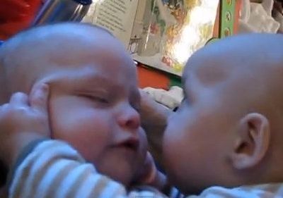 Βίντεο: «Μα… έλα να σε πάρω μια αγκαλίτσα»