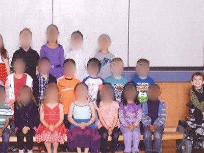 Τραγική φωτογραφία - Αφησαν στην άκρη του πλάνου της σχολικής φωτογραφίας παιδάκι με ειδικές ανάγκες