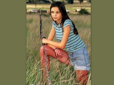 Ποια είναι η κούκλα έφηβη της φωτογραφίας;