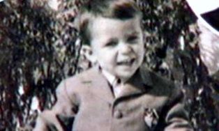 Αναγνωρίζετε τον όμορφο πιτσιρικά της φωτογραφίας;