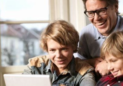 Θέλετε να έρθετε πιο κοντά στα παιδιά σας; Γίνετε φίλοι τους στο Facebook