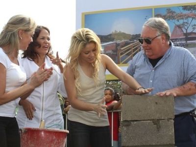 Η Σακίρα «χτίζει» σχολείο στην Κολομβία (φωτογραφίες)