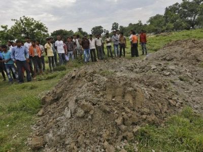 Από παρασιτοκτόνο «έφυγαν» οι 23 μαθητές στην Ινδία – Θάφτηκαν σε μαζικό τάφο (εικόνες)