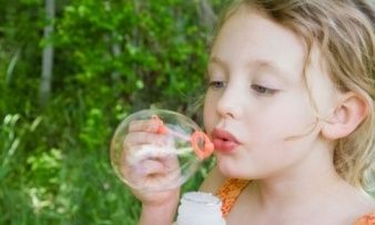 Γεμίστε τη βεράντα χρωματιστές μπουρμπουλήθρες και παίξτε μαζί με τα παιδιά!