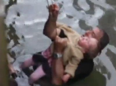 Μπαμπάς έσωσε το 2χρονο κοριτσάκι του από πνιγμό! (βίντεο)