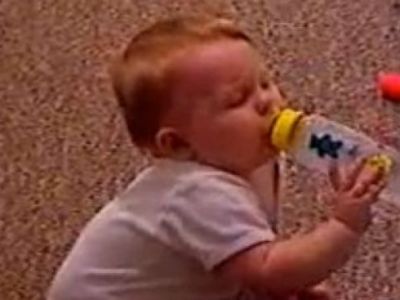 Αυτό το μωρό έχει πλάκα! Πίνει γάλα… κοιμισμένο! (βιντεο)