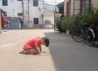 Πατέρας ανάγκασε το κοριτσάκι του να κάνει τα μαθήματά του γονατισμένο στο δρόμο με 40 βαθμούς