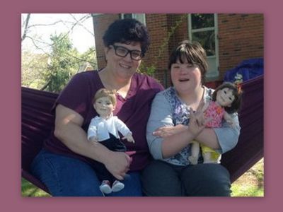 Μητέρα κατασκεύασε κούκλες με σύνδρομο Down για να χαροποιήσει το παιδί της!