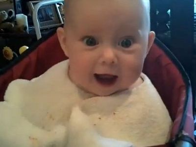 Γιατί και τα μωρά ξέρουν να απολαμβάνουν το φαγητό τους! (βίντεο)