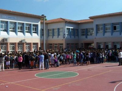 Με απεργία διαρκείας απειλούν δάσκαλοι και καθηγητές λίγο πριν χτυπήσει το κουδούνι