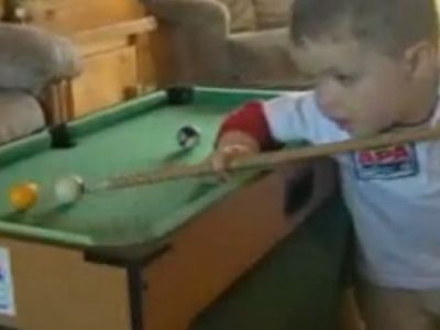 Δείτε το πιο μικρό ταλεντάκι στο… μπιλιάρδο! (βίντεο)