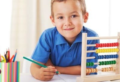 4 + 1 tips για να οργανώσετε σωστά τον χώρο μελέτης του παιδιού σας λίγο πριν χτυπήσει το κουδούνι!