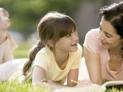 Έρευνα: Γιατί είναι σημαντικό οι γονείς να διαβάζουν στα παιδιά!