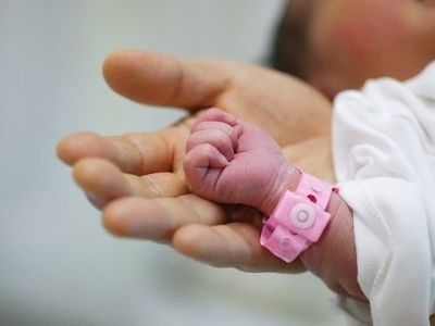 Νεογέννητο γνώρισε το σκληρό πρόσωπο της ζωής - To Χαμόγελο του Παιδιού στο πλευρό του