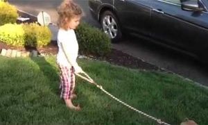 Μικρό κορίτσι μαθαίνει το σκυλάκι της να κάνει κακάκια όπως εκείνη! (βίντεο)