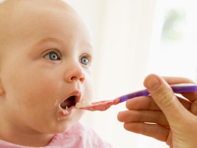 3 + 1 τρόποι για να πείσετε το μωρό σας να δοκιμάσει νέες τροφές, όταν επιμένει μόνο στο γάλα!