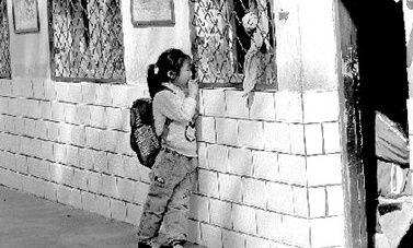 Κοριτσάκι παρακολουθεί το μάθημα του σχολείου από το παράθυρο!