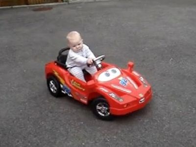 Όταν τα αγόρια οδηγούν από… μωρά! (βίντεο)