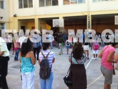 Ρεπορτάζ newsbomb.gr: H πρώτη ημέρα στο σχολείο (pics+vids)