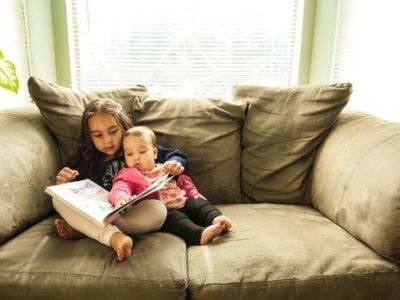 Έδωσε το έμβρυο της σε οικογένεια που δεν μπορούσε να κάνει παιδί και τώρα μεγαλώνουν τα παιδιά τους μαζί σαν αδέλφια