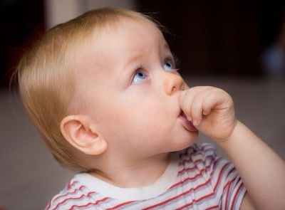 Πότε θα σταματήσει το μωρό μου να πιπιλάει το δάχτυλο του;