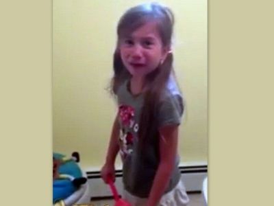 Δεν φαντάζεστε γιατί σπαράζει στο κλάμα αυτό το κοριτσάκι! (βίντεο)