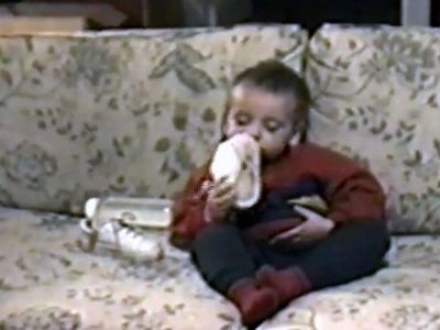 Eνα μπιμπερό, ένα παπούτσι και ένα πραγματικά νυσταγμένο μωρό!