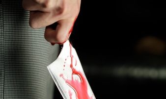 Χαράκωσαν μαθητή επειδή είπε: «Ντροπή, με Χρυσαυγίτη τα έφτιαξες;»