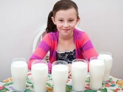 Απίστευτο! Πρέπει να πίνει 6 ποτήρια γάλα κάθε μέρα για να μείνει ζωντανή!