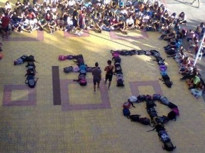 Μαθητές σχημάτισαν στη μνήμη του Παύλου Φύσσα, τα αρχικά του με τις σχολικές τους τσάντες