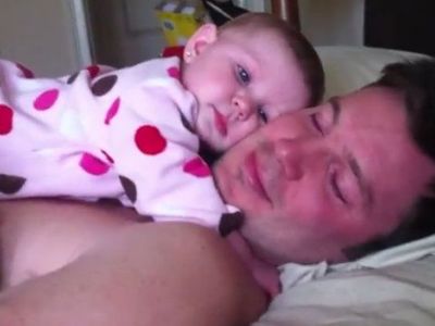 Απίστευτος συγχρονισμός κόρης με μπαμπά! (βίντεο)