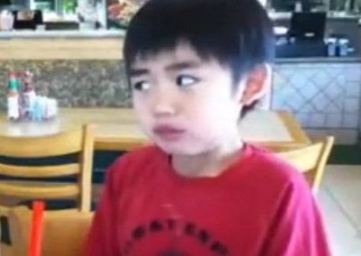 Δείτε πώς αντιδρά ένα αγοράκι όταν δοκιμάζει κίτρινη πιπεριά (βίντεο)