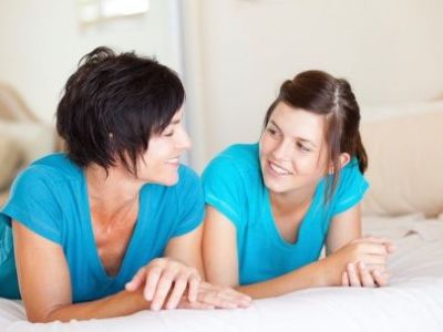 Μίλα με τους γονείς για την πρώτη σου φορά! Γονείς, δώστε χώρο στο παιδί να σας μιλήσει!