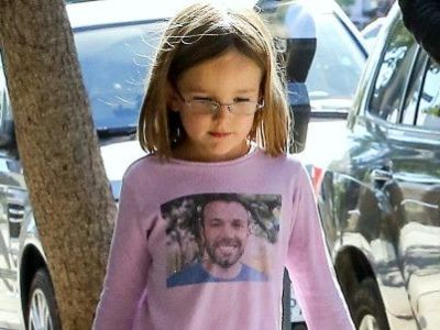 Έχει τέτοια λατρεία στον μπαμπά της που τον… φοράει σε μπλουζάκι!