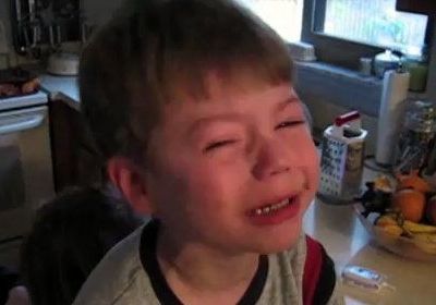 Απαρηγόρητο το αγοράκι γιατί δεν το αγαπάει ο μπαμπάς του πια! (βίντεο)