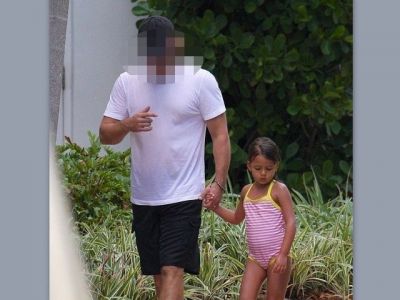 Τρυφερός μπαμπάς για τις κόρες του ο…