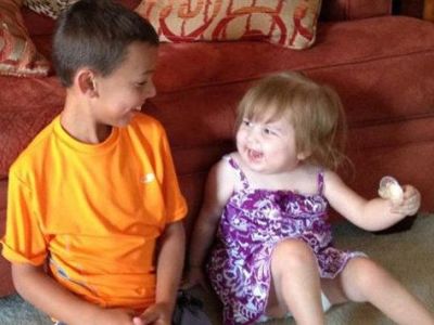 Αγοράκι κέρδισε 1.000 δολάρια σε παιχνίδι και τα χάρισε στην δίχρονη γειτόνισσα του για να κάνει χημειοθεραπεία!