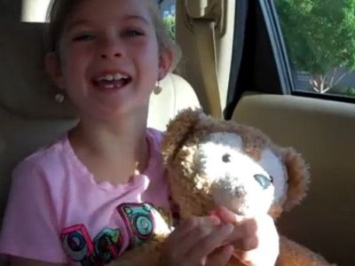 H απίστευτη αντίδραση ενός μικρού κοριτσιού, όταν του ανακοινώνουν πως πάει στη Ντίσνεϊλαντ (βίντεο)