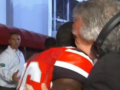 H συγκινητική κίνηση μίας ποδοσφαιρικής ομάδας σε δημοσιογράφο που έχασε την κόρη του! (βίντεο)