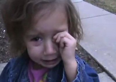 Κλαίει γιατί τη δάγκωσε σκυλάκι! Αλλά τι σκυλάκι; (βίντεο)