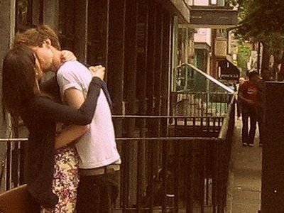 Έφηβοι φιλήθηκαν στον δρόμο, «ανέβασαν» την φωτογραφία στο facebook και… συνελήφθησαν!