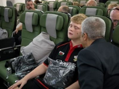 Αγόρι υπνωτίστηκε για να ταξιδέψει από το Αμπού Ντάμπι στο Λονδίνο!