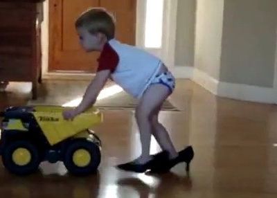 Έχω και εγώ γόβα… στιλέτο! (βίντεο)