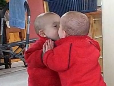 Δείτε πώς αντιδρά ένας πιτσιρικάς μπροστά στον καθρέφτη! (βίντεο)