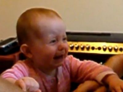 Όταν ο μπαμπάς λέει «όχι» στις αγκαλιές (βίντεο)