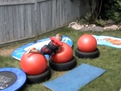 Ενας τρελός μπαμπάς! Εφτιαξε στην αυλή του σπιτιού το Wipe Out για τα παιδιά του! (βίντεο)